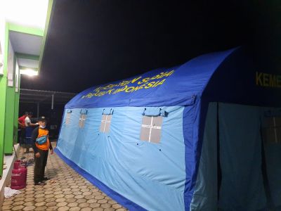Pendirian Tenda Darurat untuk Pengungsi