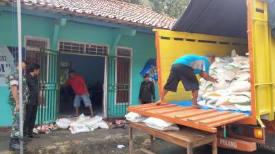 Droping bantuan beras Bulog 